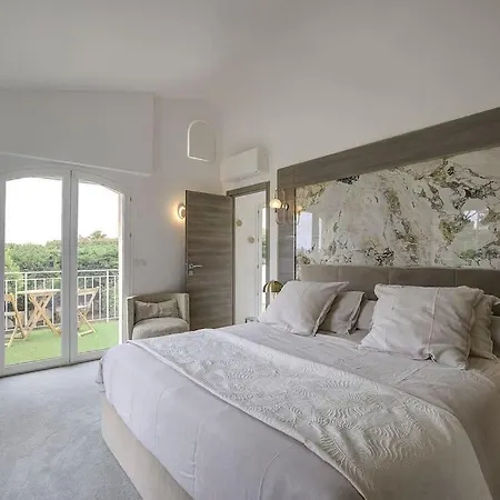 Julia First Валлорис