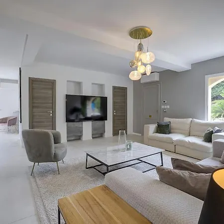 Julia First Vallauris