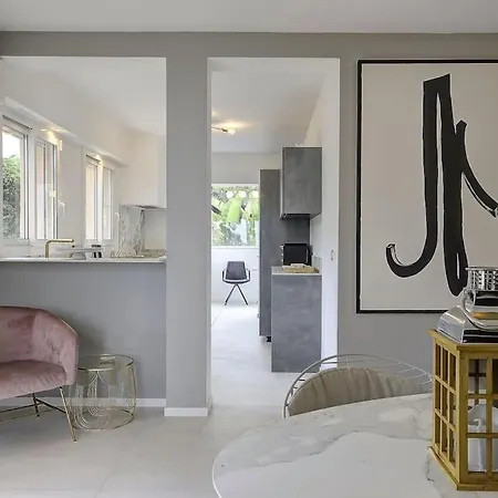 Julia First Vallauris