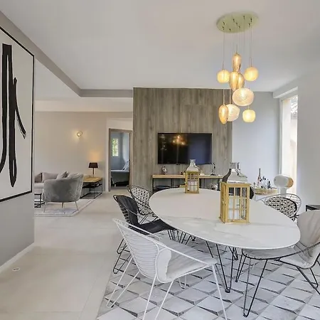 Julia First Vallauris